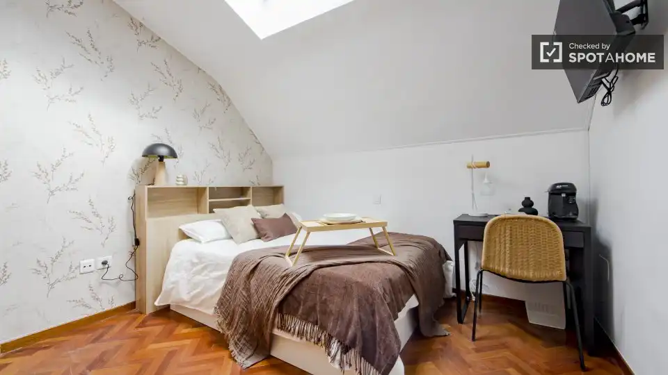 Bedroom of Flat for share in Madrid  with Air Conditioner, Heating and Furnished