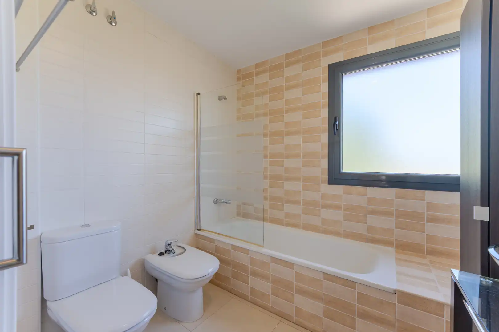 Badezimmer von Einfamilien-Reihenhaus zum Verkauf in Vidreres mit Heizung, Möbliert und Ofen