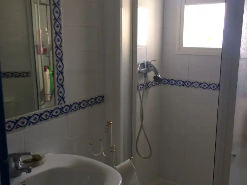 Badezimmer von Dachboden zur Miete in Marbella mit Klimaanlage und Terrasse