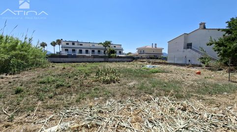 Parcela urbanística en venta en la Playa de Daimús de 1.073 m2, a 450 metros del mar, con orientación este y vistas despejadas.