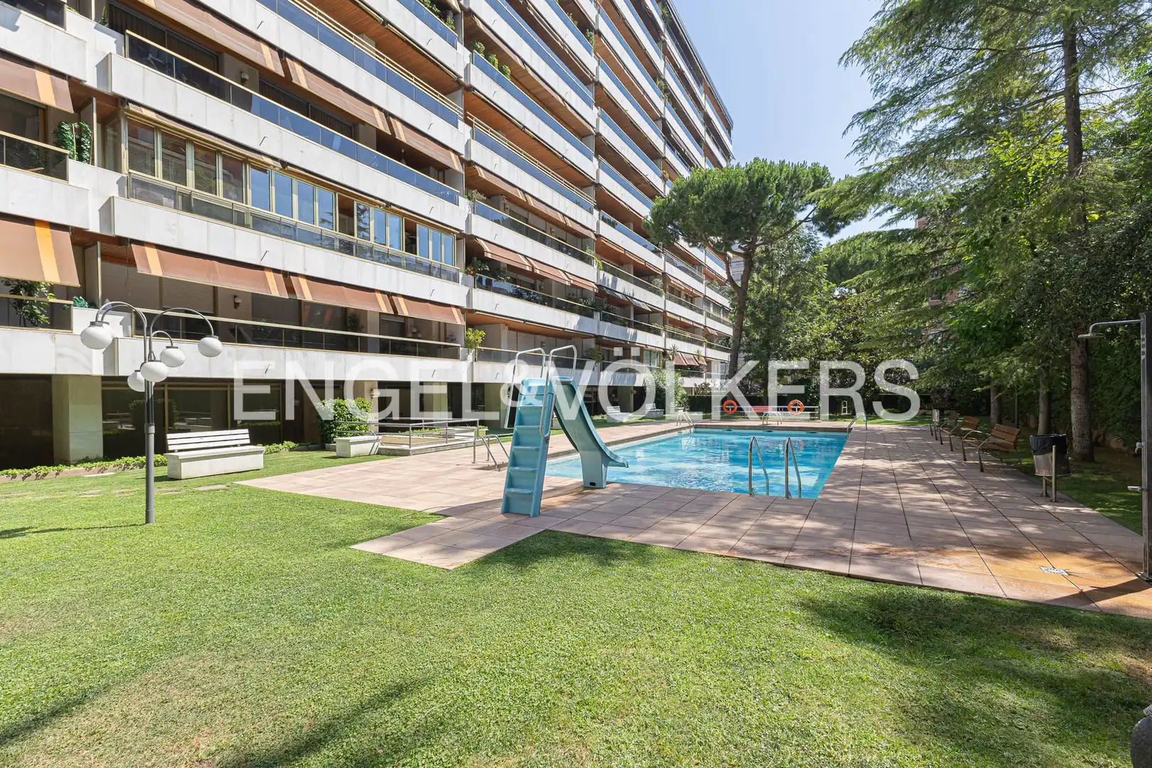 Vista exterior de Pis en venda en Barcelona amb Aire condicionat, Calefacció i Jardí privat