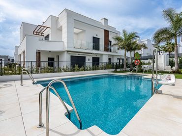 Adossat amb piscina en venda a Calle Espliego 11