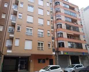 Vista exterior de Pis en venda en León Capital  amb Calefacció, Parquet i Terrassa