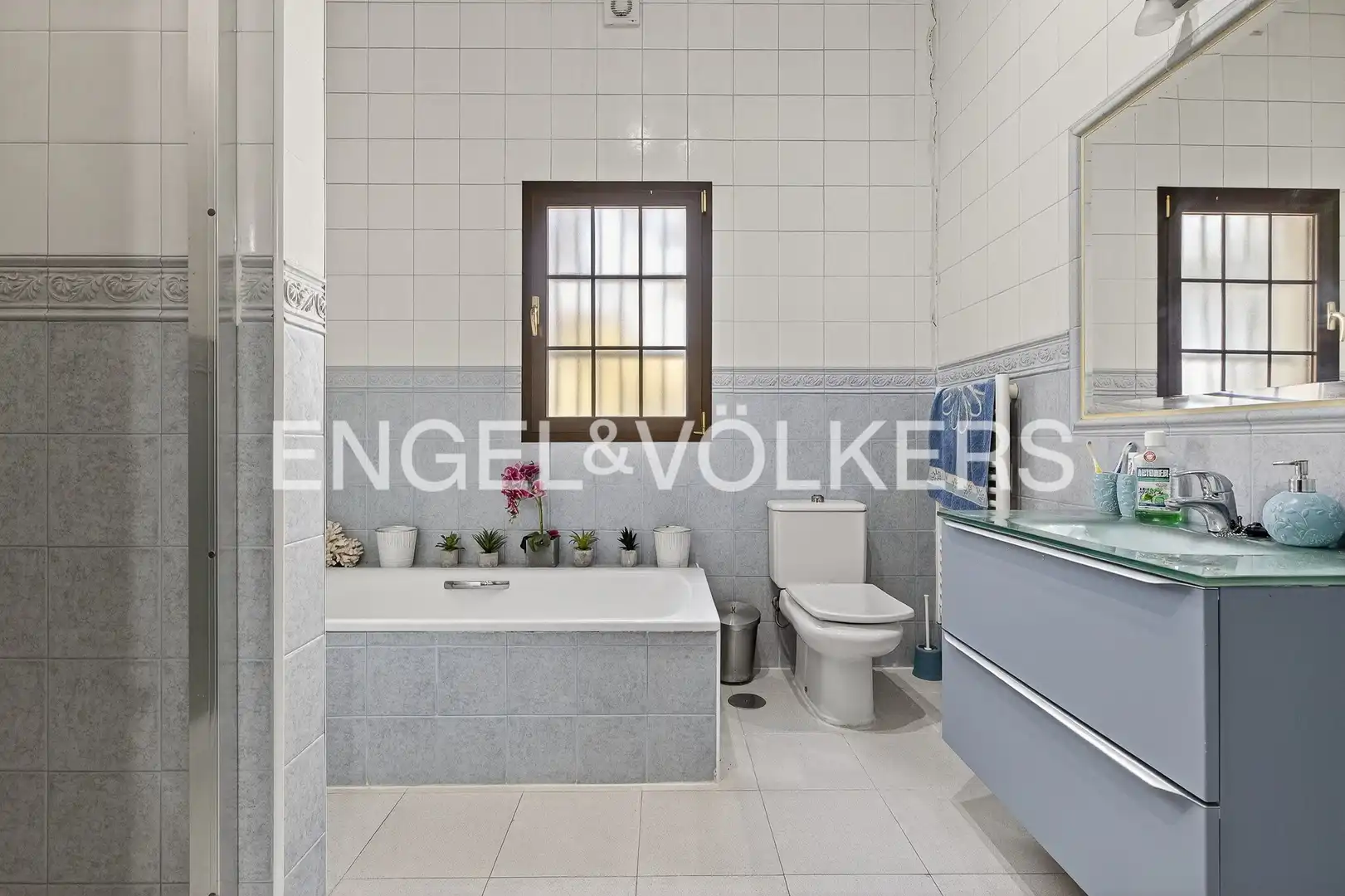 Bathroom of Houses for sale in Morón de la Frontera  with Air Conditioner, Heating and Private garden