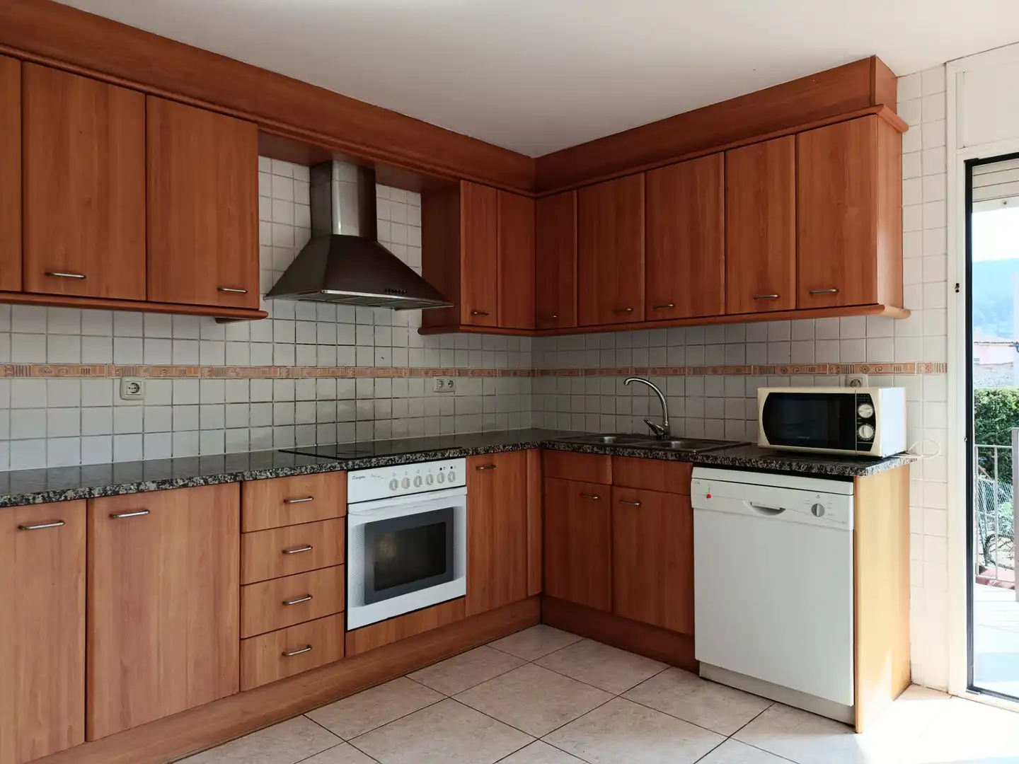 Cuina de Casa adosada en venda en Sant Julià de Ramis amb Calefacció, Jardí privat i Terrassa