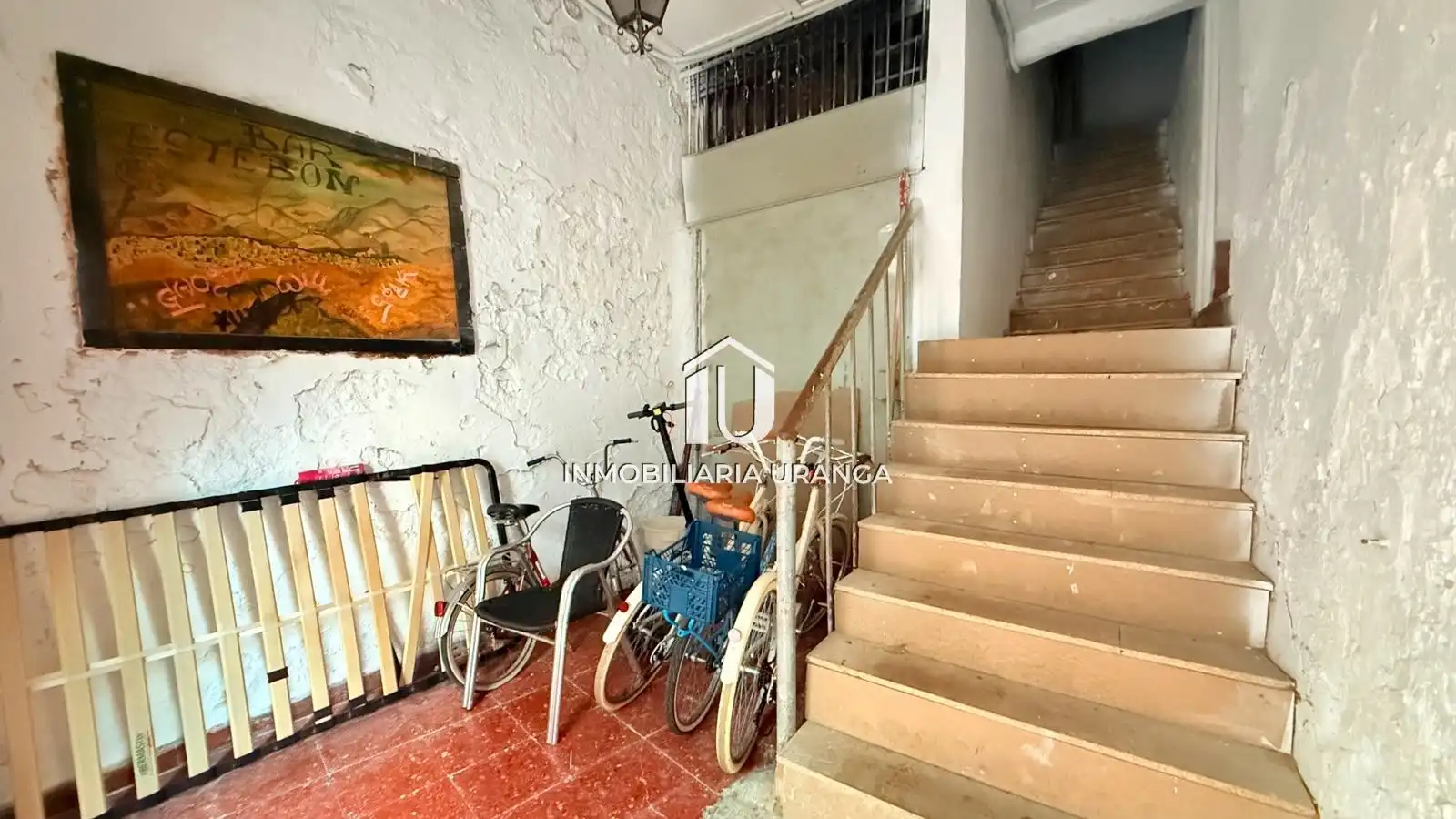 Wohnung zum Verkauf in Laredo mit Terrasse, Abstellraum und Möbliert
