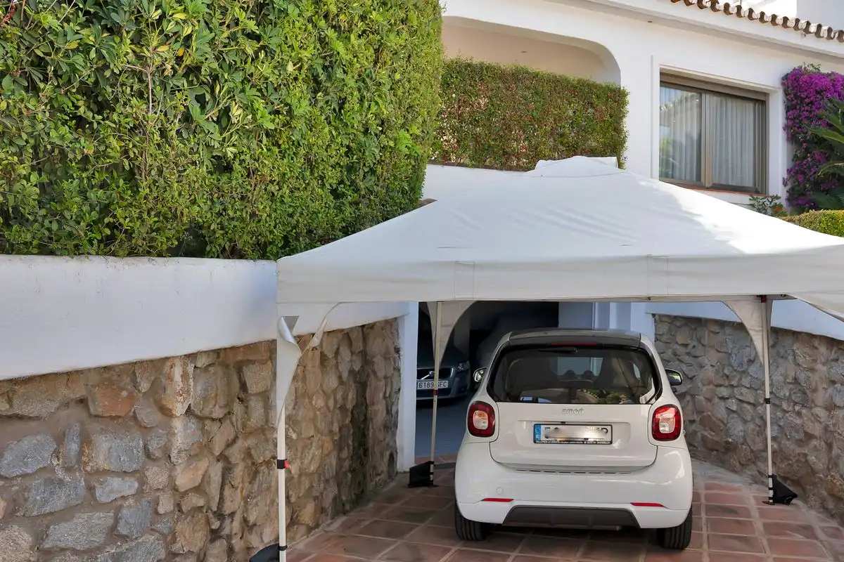 Aparcament de Casa o xalet en venda en Marbella amb Aire condicionat, Calefacció i Jardí privat
