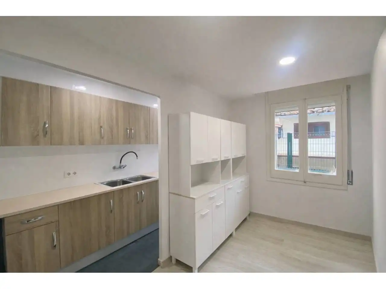Cuina de Casa o xalet en venda en Olot amb Parquet i Terrassa