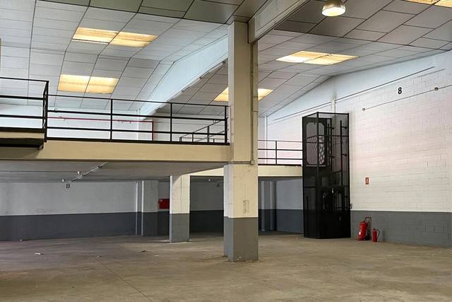 Nave industrial en Alquiler en Carrer Albert Einstein en Almeda - El Corte Inglés