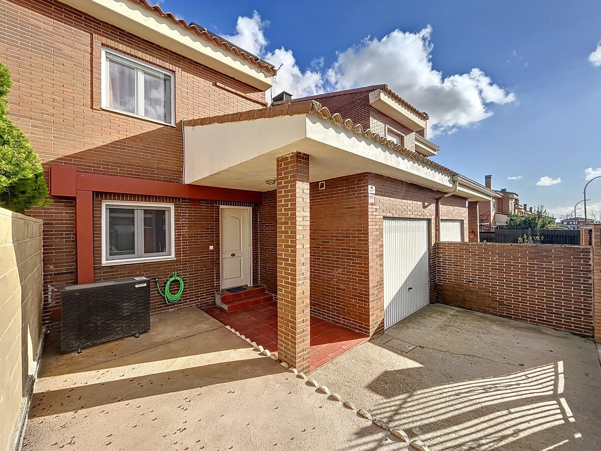 Exterior view of Single-family semi-detached for sale in Barcience  with Air Conditioner, Heating and Private garden