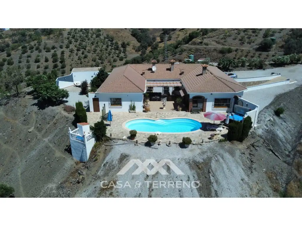 Vista exterior de Casa o xalet en venda en Iznate amb Aire condicionat, Calefacció i Jardí privat