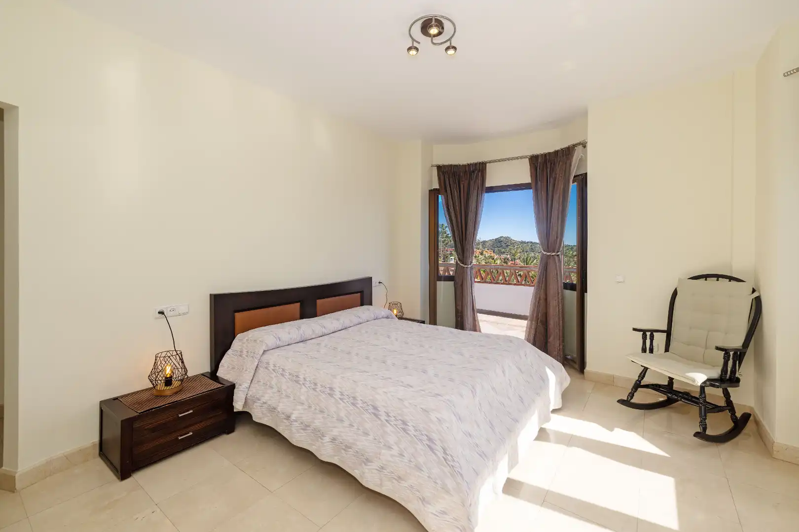 Dormitori de Casa o xalet en venda en Marbella amb Aire condicionat, Jardí privat i Terrassa