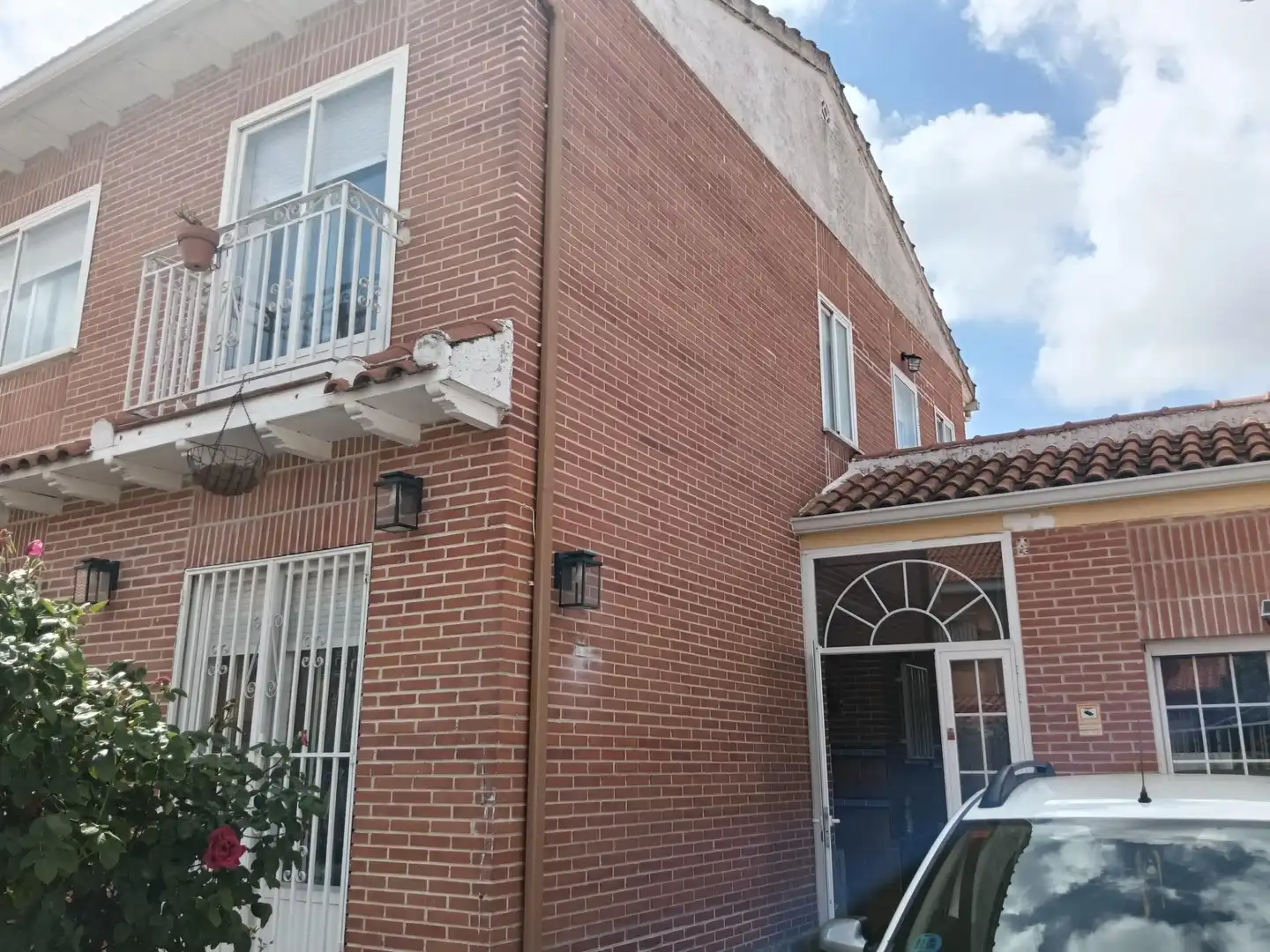 Vista exterior de Casa adosada en venda en Cedillo del Condado amb Calefacció, Jardí privat i Terrassa