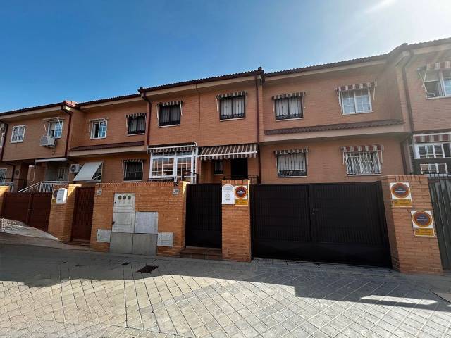 Casa adosada en Venta en Avenida Europa en Altos del Olivar - El Caracol