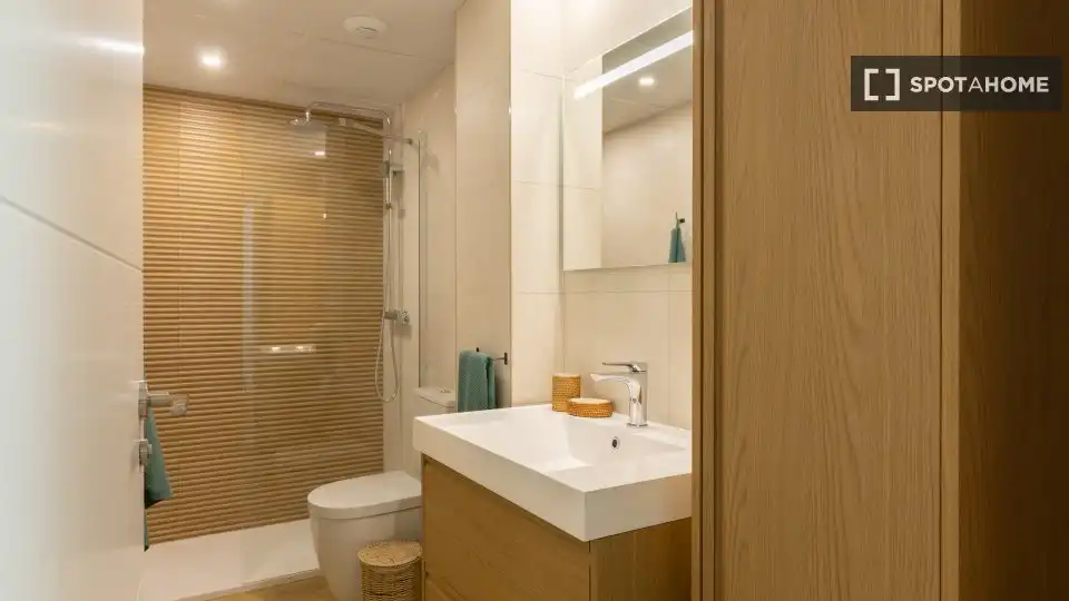 Baño de Piso de alquiler en Valencia con Aire acondicionado, Calefacción y Amueblado
