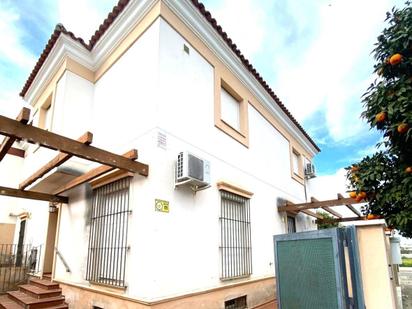 Vista exterior de Casa adosada en venda en Utrera amb Calefacció, Parquet i Terrassa