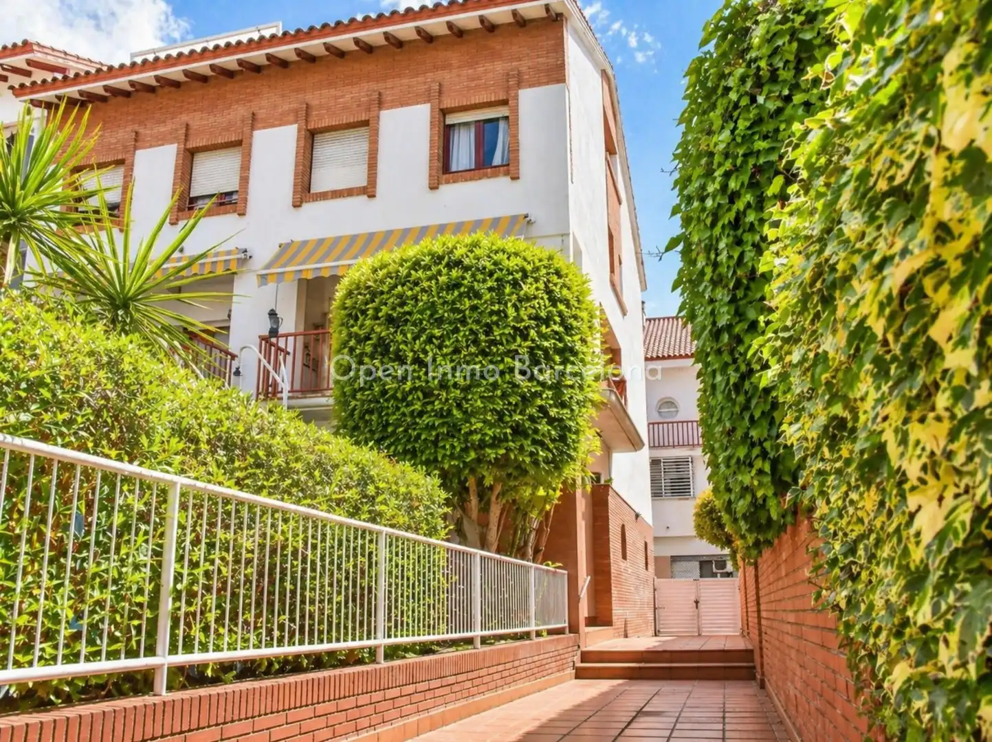 Vista exterior de Casa adosada de lloguer en Sant Pere de Ribes amb Calefacció, Jardí privat i Terrassa