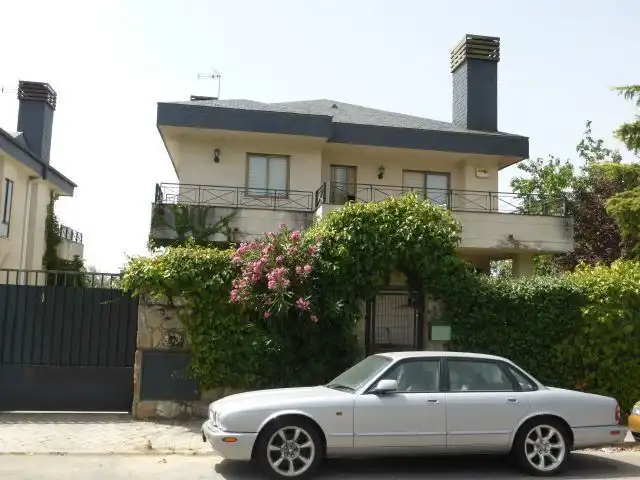 Vista exterior de Casa o xalet en venda en Torrelodones amb Jardí privat, Traster i Piscina