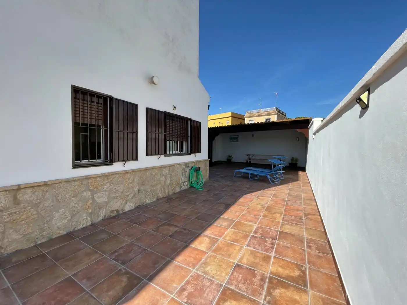 Vista exterior de Casa adosada en venda en Sanlúcar de Barrameda amb Aire condicionat
