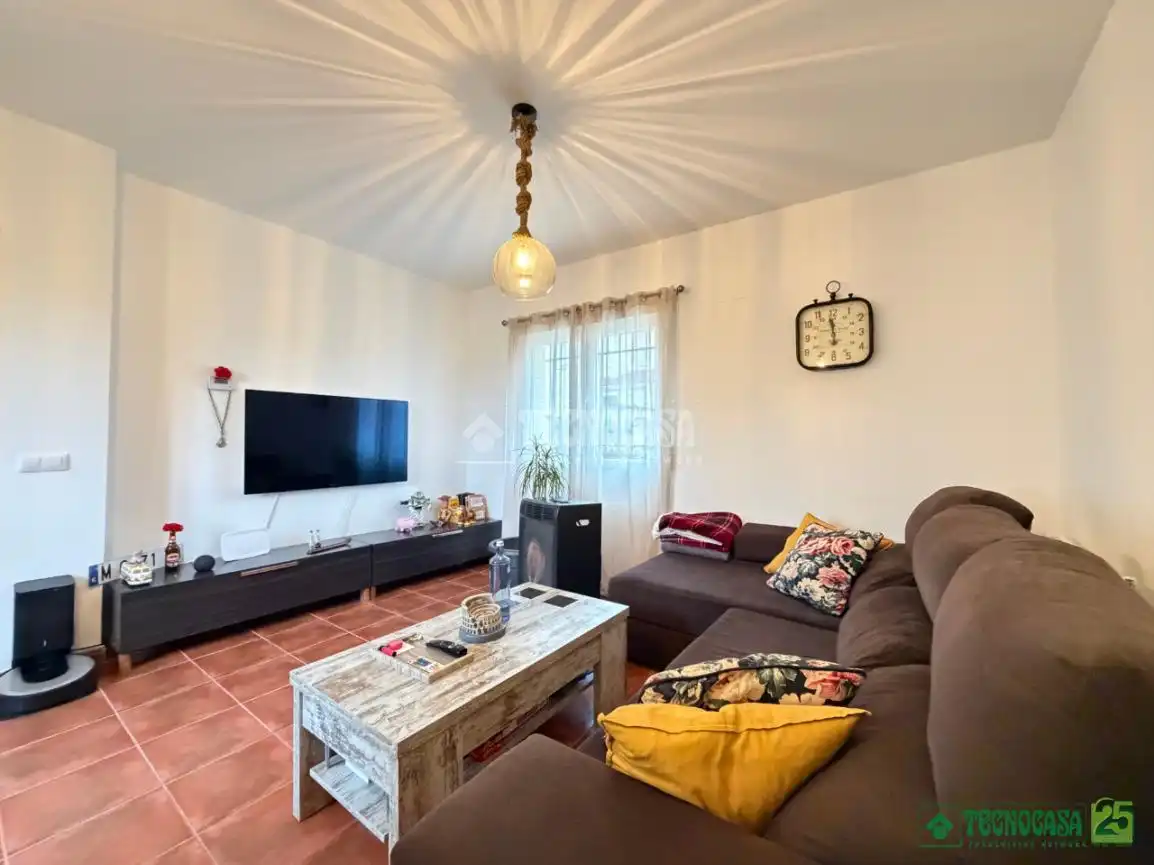 Sala d'estar de Casa adosada en venda en Uclés amb Aire condicionat i Calefacció