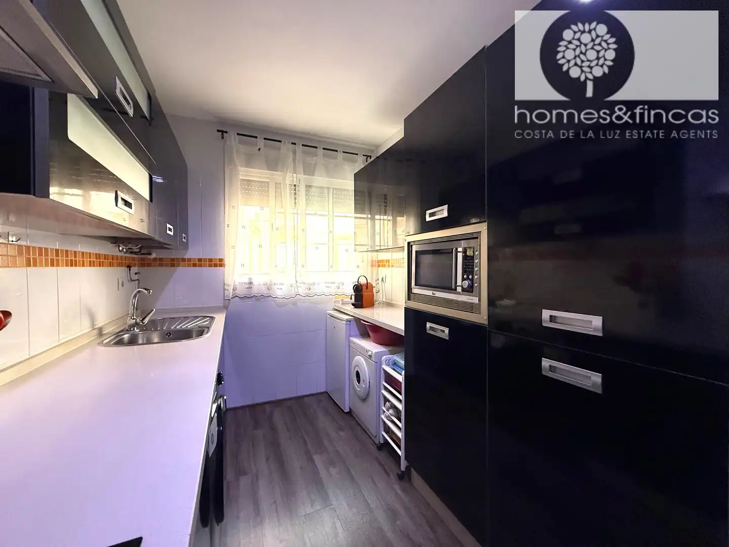 Küche von Wohnung zum Verkauf in Ayamonte mit Klimaanlage und Balkon