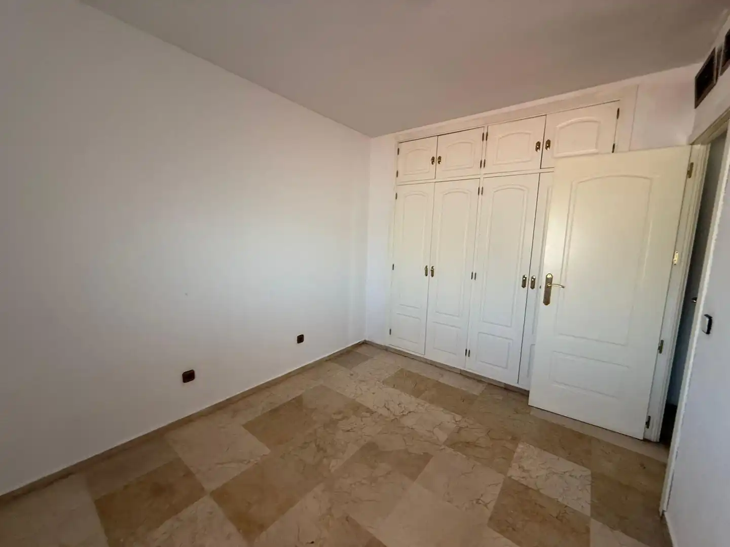 Schlafzimmer von Dachboden zur Miete in Sevilla mit Klimaanlage und Terrasse