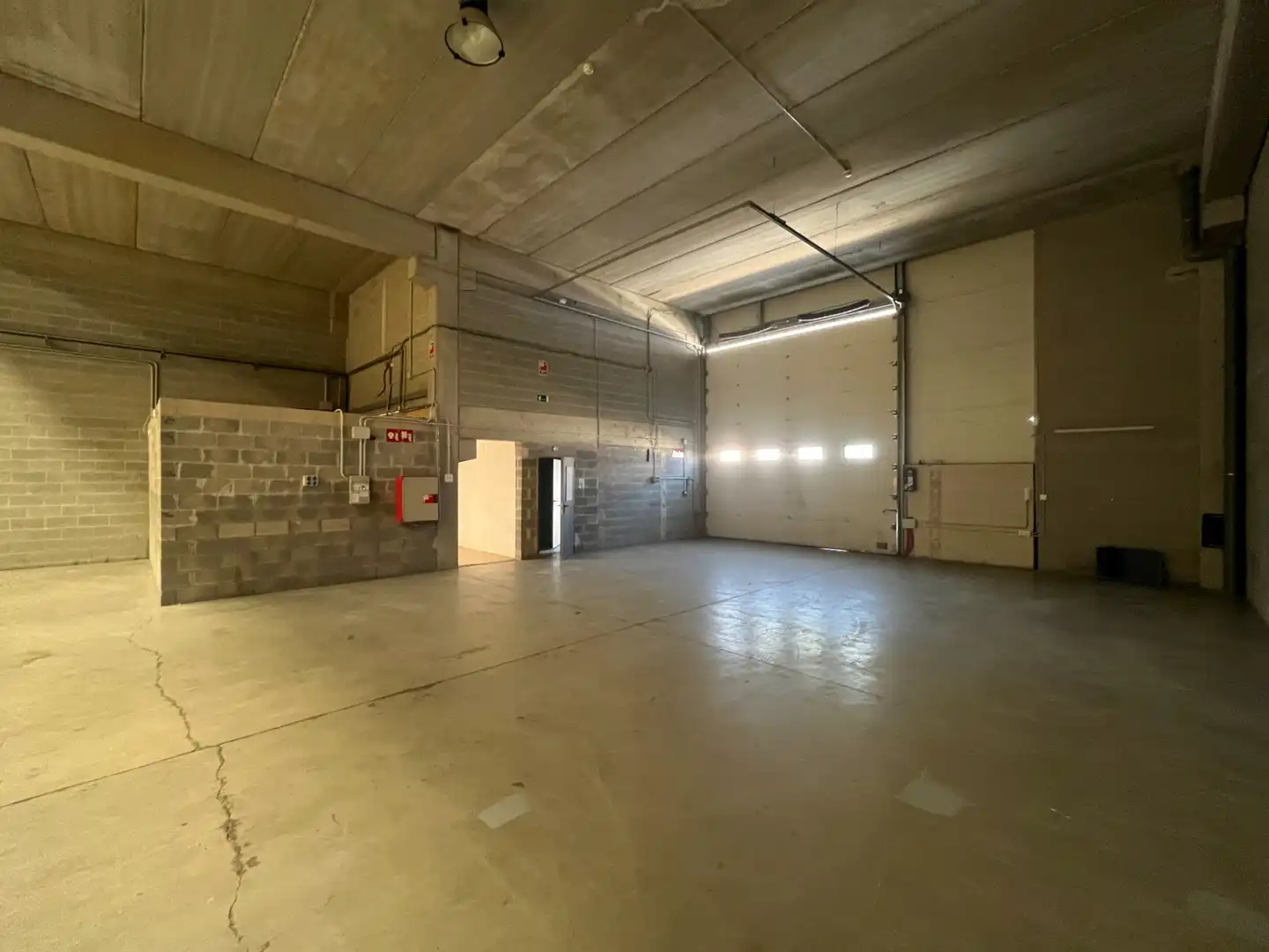 Industrial buildings for rent in Salt