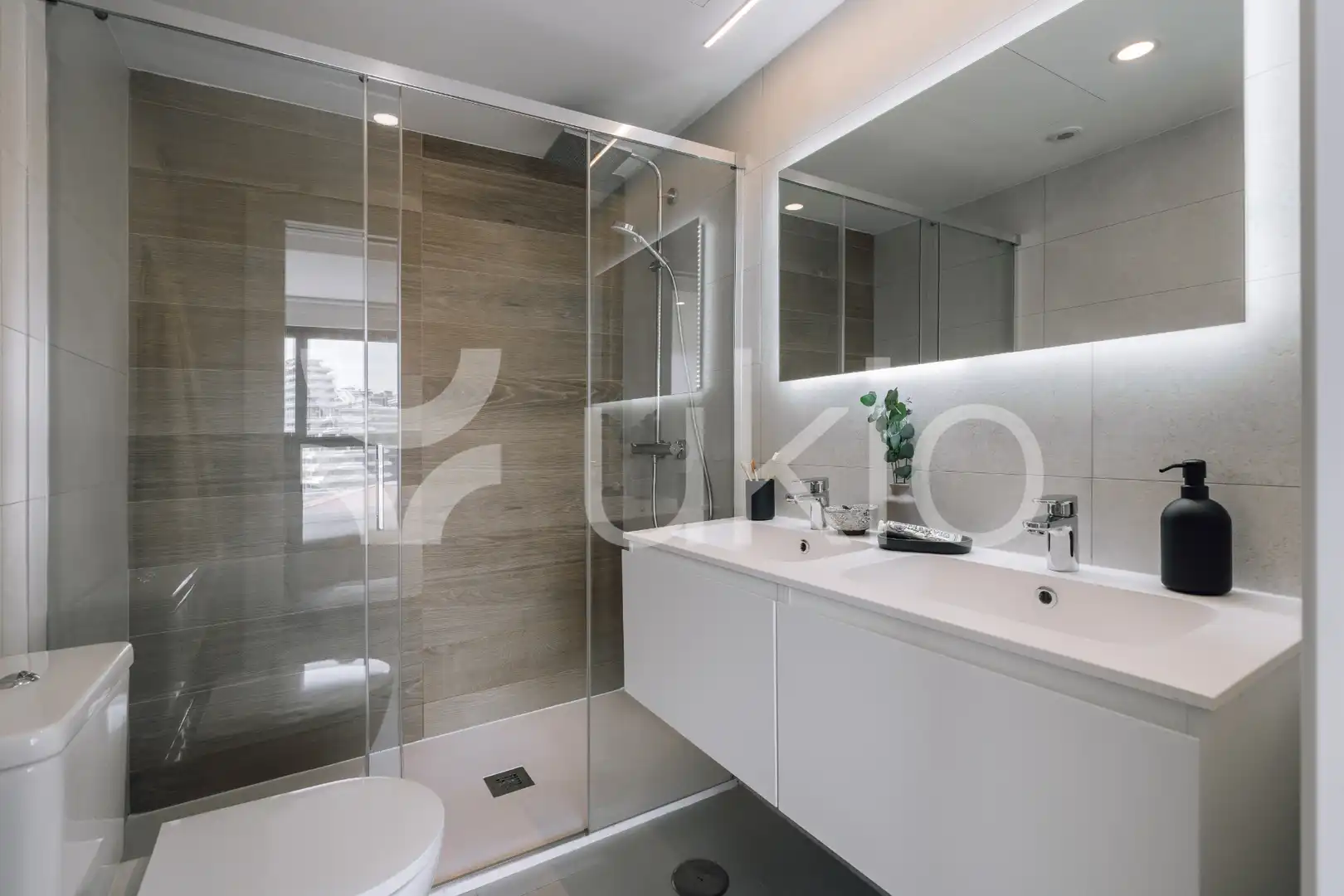 Bany de Apartament de lloguer en Madrid amb Aire condicionat, Calefacció i Moblat