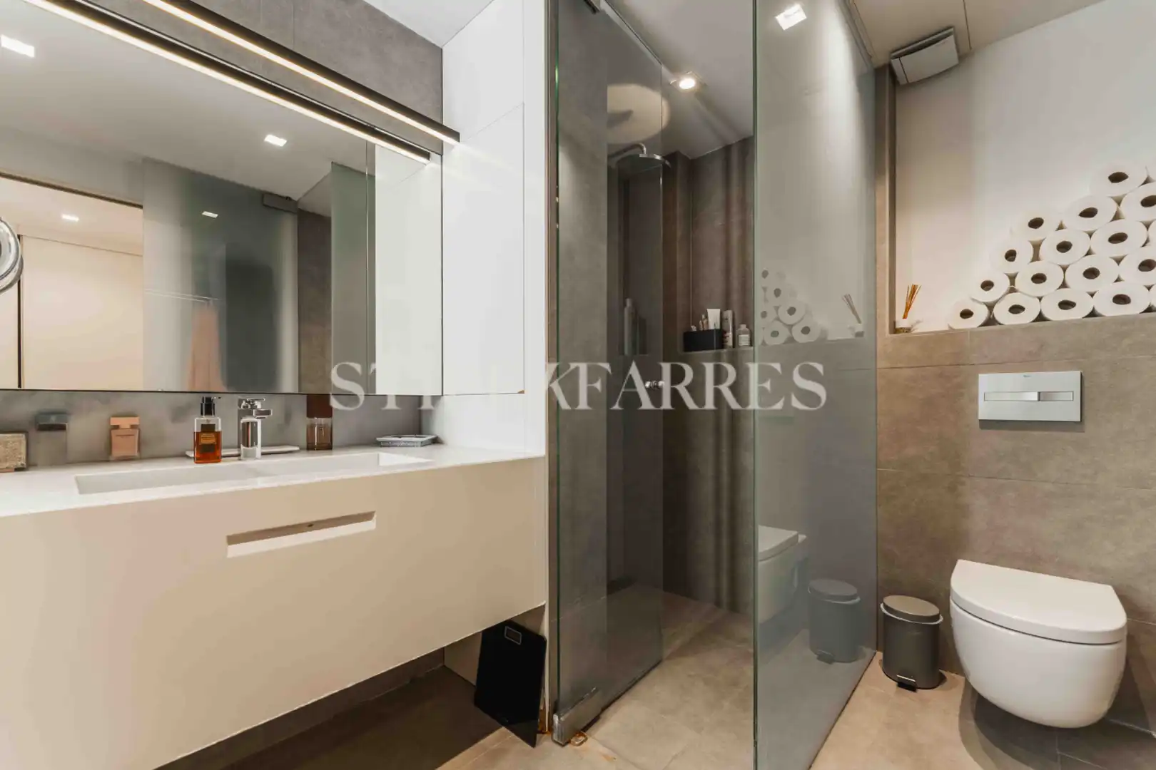 Baño de Casa adosada en venta en Barcelona con Aire acondicionado, Calefacción y Jardín privado