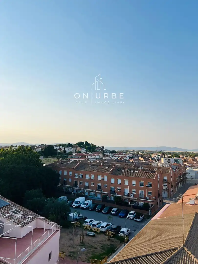 Vista exterior de Pis en venda en La Llagosta amb Aire condicionat, Terrassa i Moblat