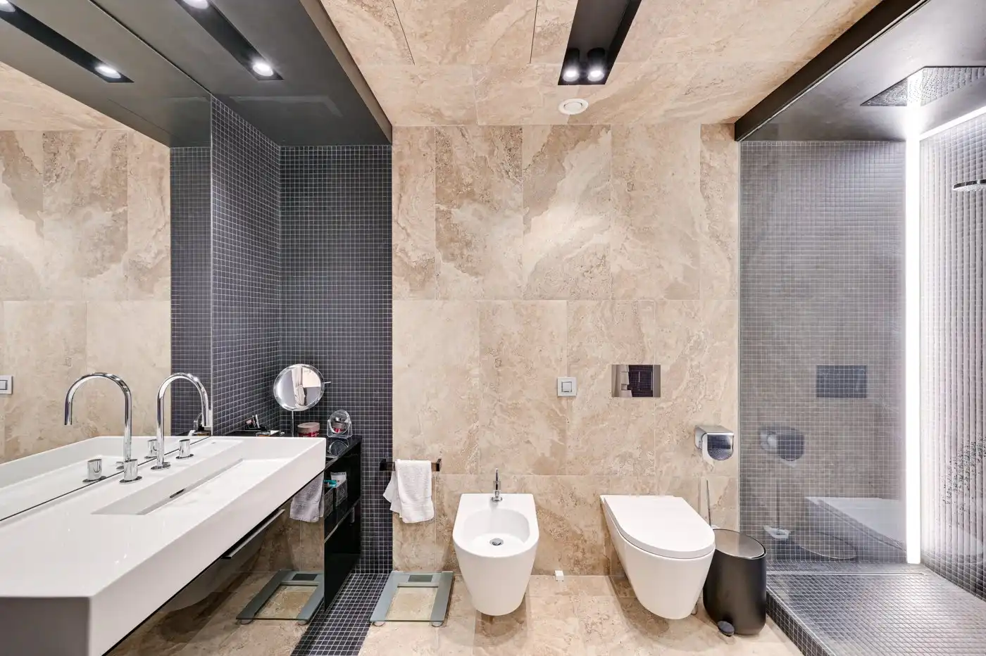 Badezimmer von Haus oder Chalet zum Verkauf in Lloret de Mar mit Klimaanlage, Heizung und Privatgarten