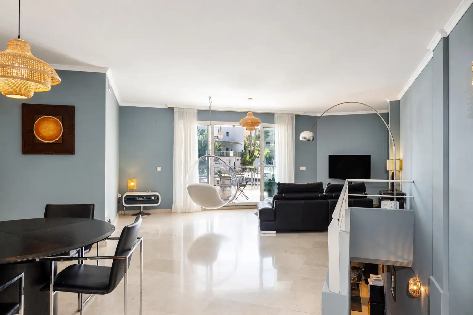 Sala d'estar de Dúplex en venda en Sotogrande amb Aire condicionat, Terrassa i Traster