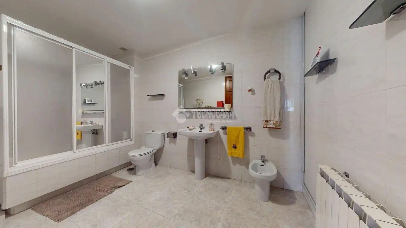 Baño de Casa adosada en venta en Horche con Calefacción, Terraza y Balcón