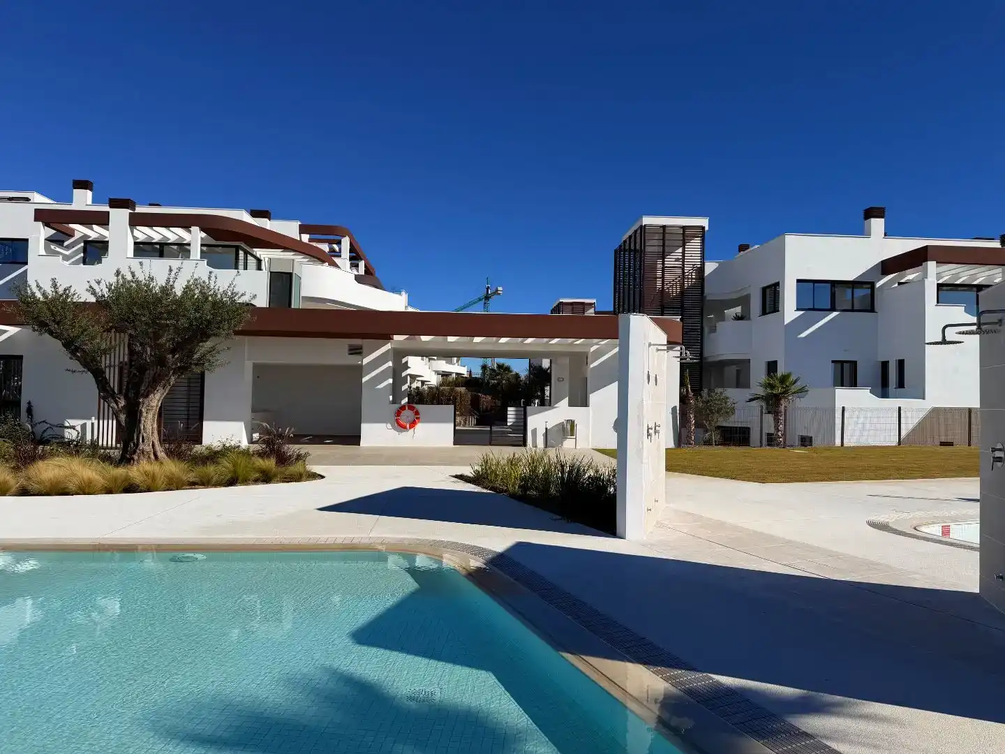 Vista exterior de Pis en venda en Benahavís amb Aire condicionat i Piscina