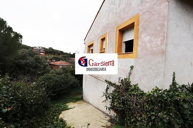 Vista exterior de Casa o xalet en venda en El Casar amb Calefacció, Jardí privat i Traster