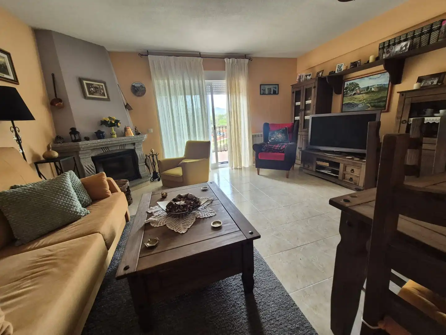 Sala de estar de Dúplex en venta en Navaluenga con Calefacción, Terraza y Amueblado