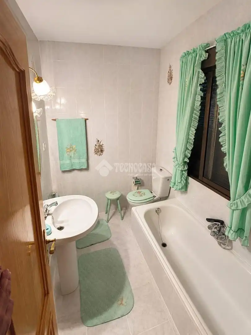 Bathroom of Houses for sale in Santa Cruz de la Zarza
