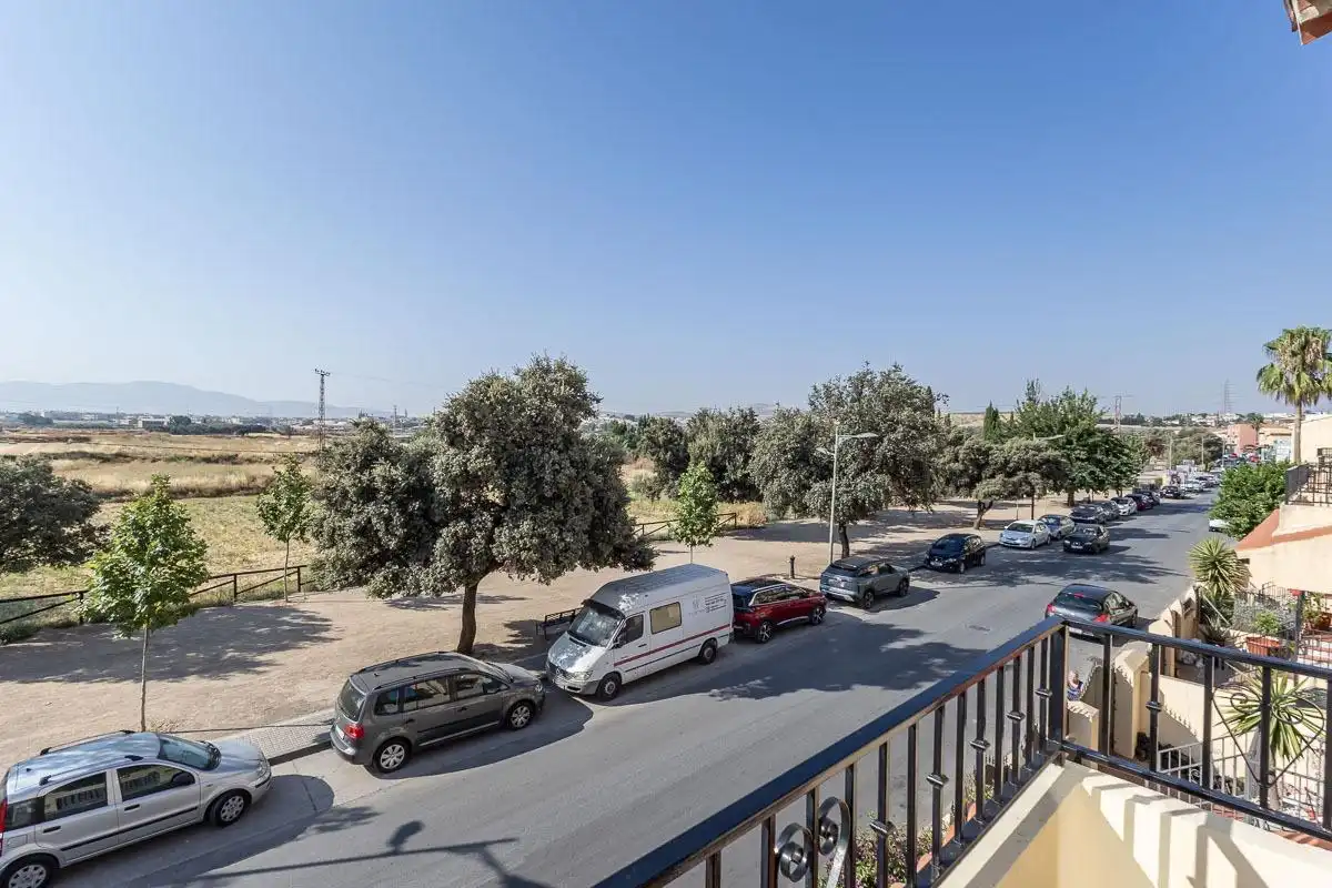 Vista exterior de Casa adosada en venda en Las Gabias amb Calefacció, Jardí privat i Terrassa