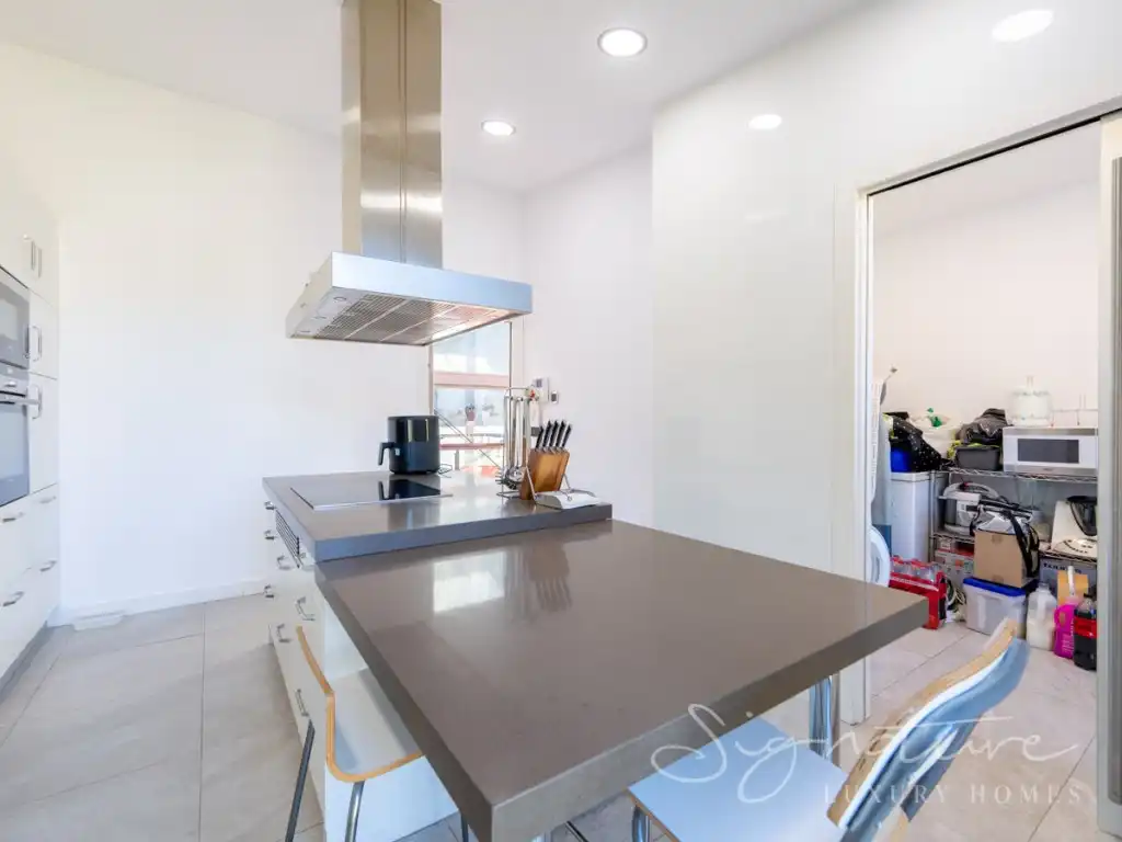 Cuina de Casa o xalet en venda en Barcelona amb Aire condicionat