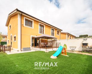 Exterior view of House or chalet for sale in Fuensaldaña  with Heating, Private garden and Terrace