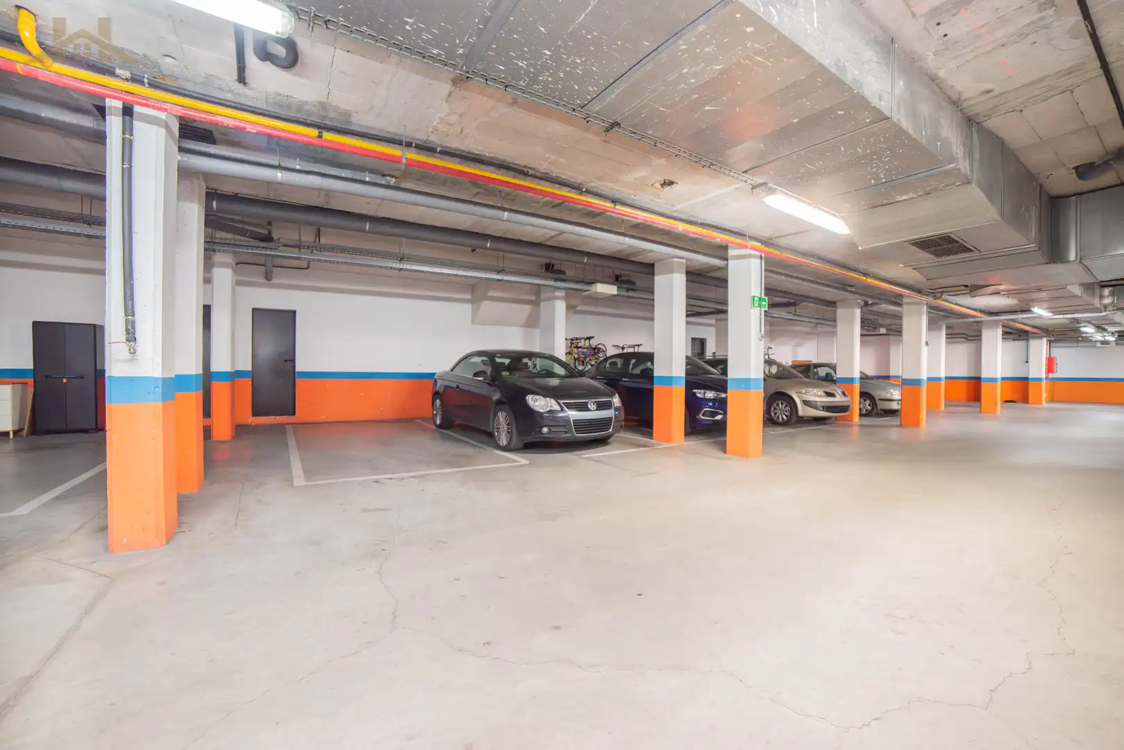Parking de Casa adosada en venta en Valdemoro con Aire acondicionado, Calefacción y Jardín privado