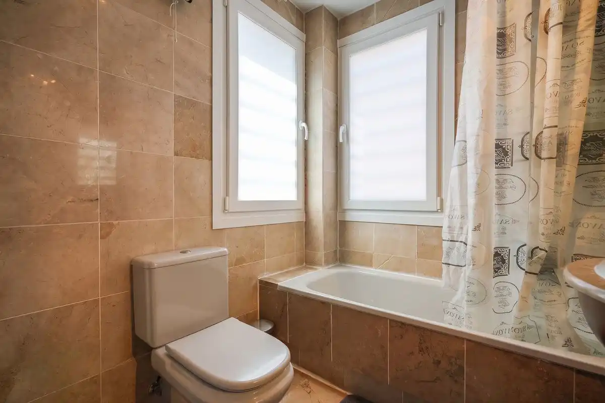 Baño de Casa adosada en venta en Guadalajara con Aire acondicionado, Calefacción y Terraza