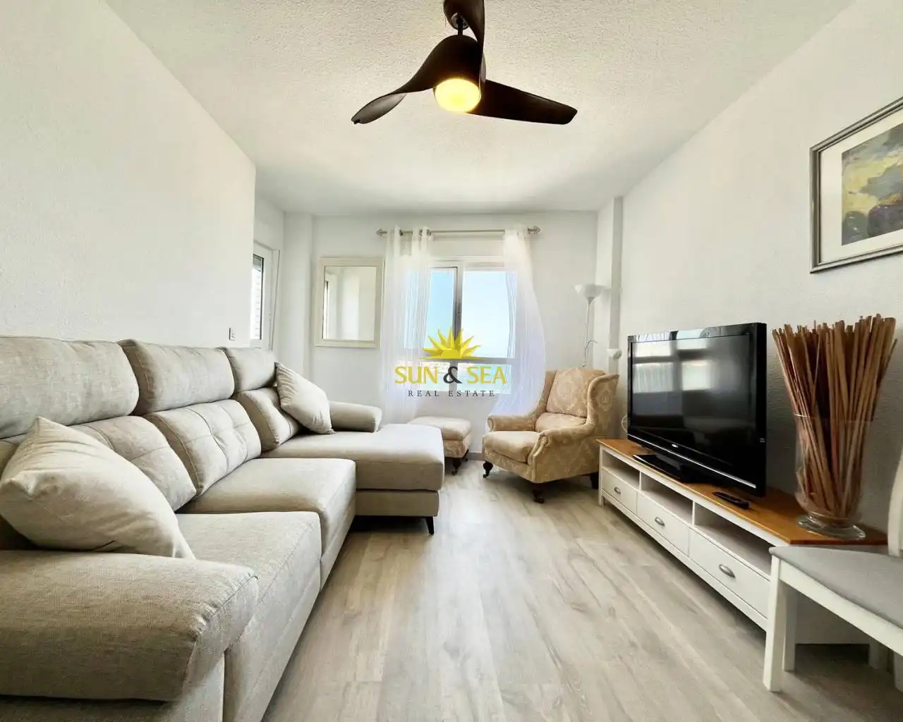 Sala d'estar de Apartament de lloguer en Torrevieja amb Calefacció, Moblat i Forn
