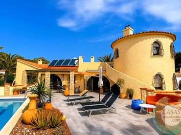 Casa con piscina en venta en Les Tres Cales