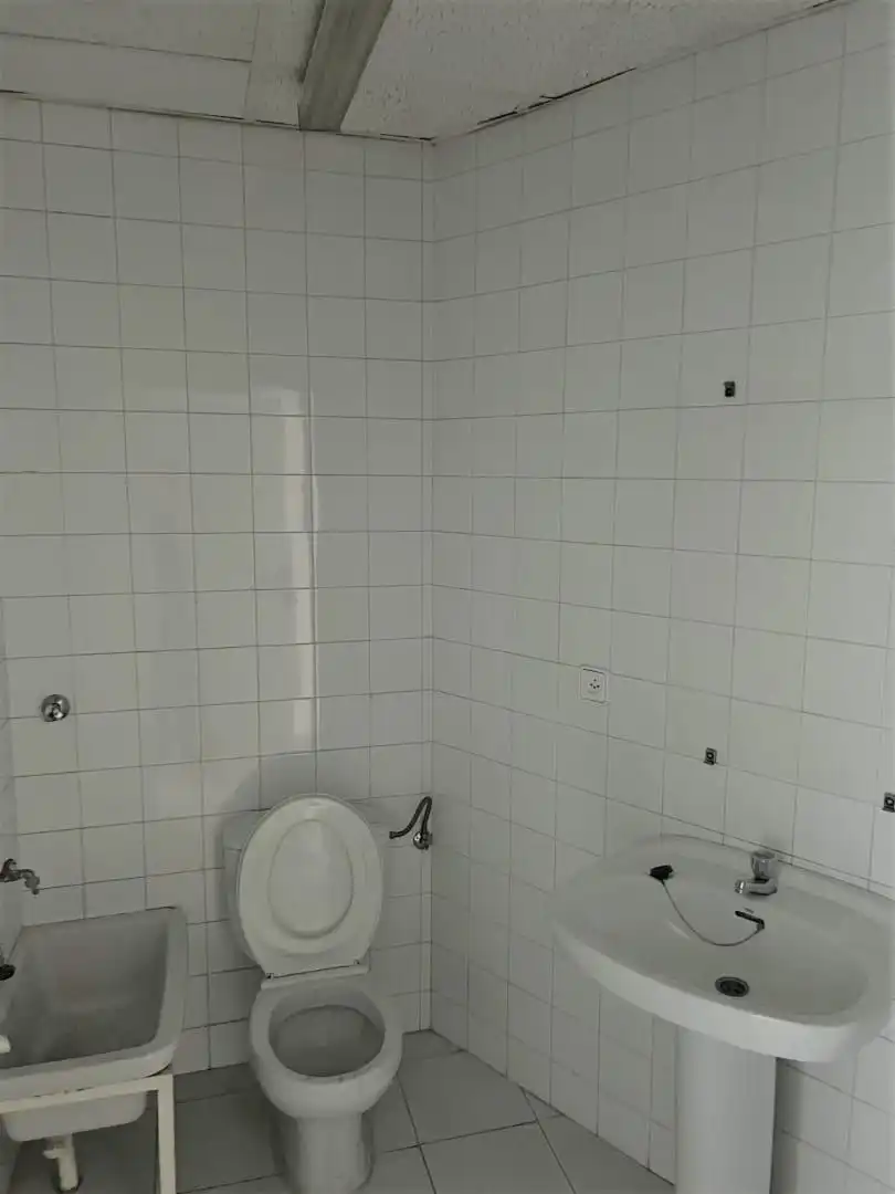 Badezimmer von Büro zum Verkauf in Huelma