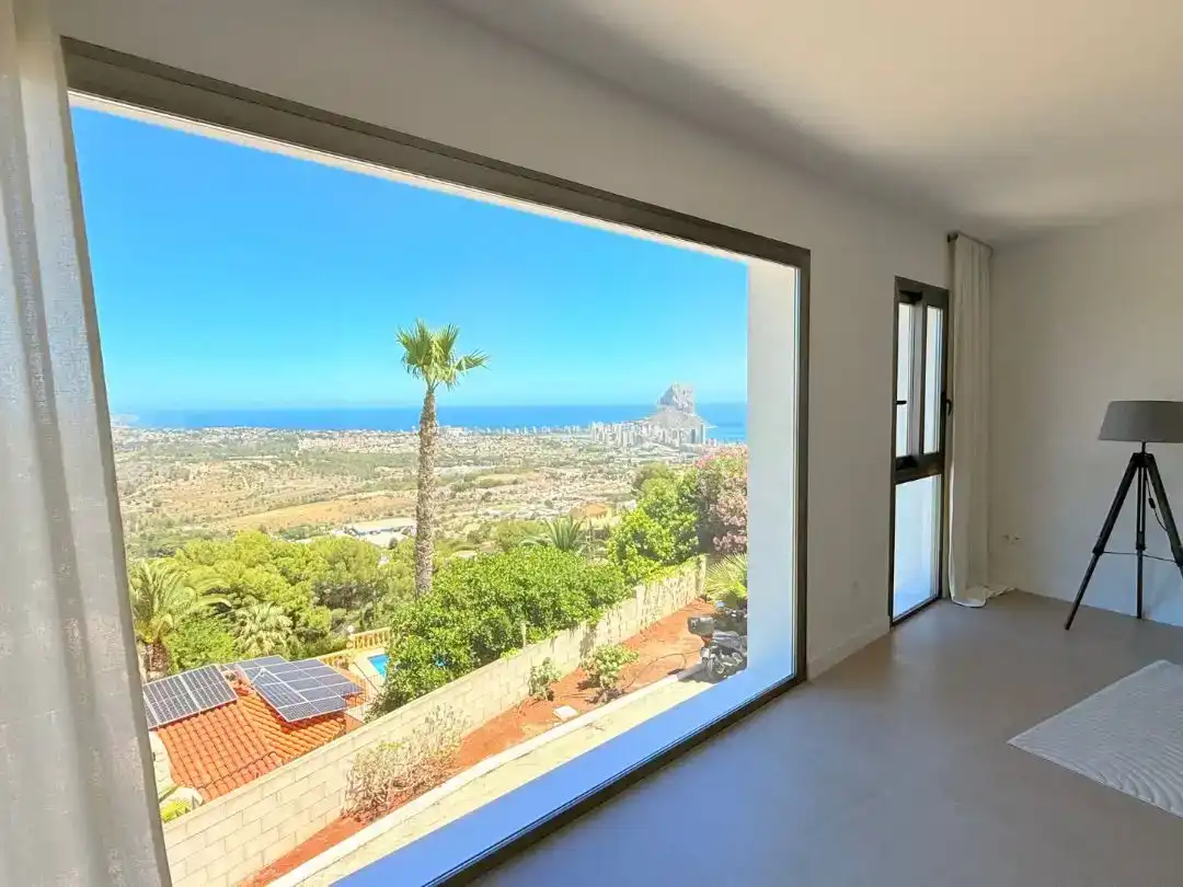 Vista exterior de Casa adosada en venda en Calpe / Calp amb Aire condicionat, Piscina i Balcó
