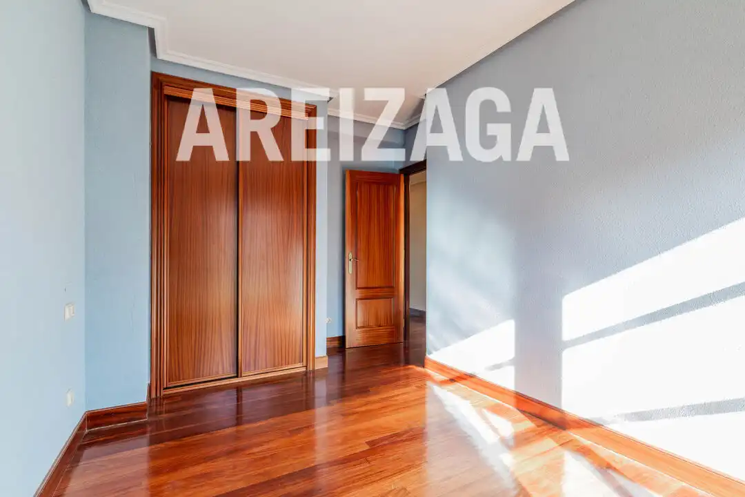 Dormitori de Casa o xalet en venda en Donostia - San Sebastián  amb Calefacció, Jardí privat i Terrassa