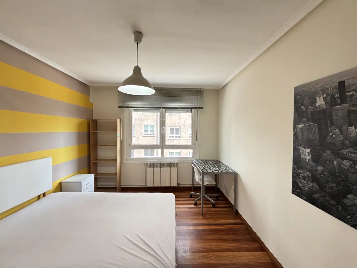 Schlafzimmer von Wohnung zur Miete in Santiago de Compostela  mit Heizung und Möbliert