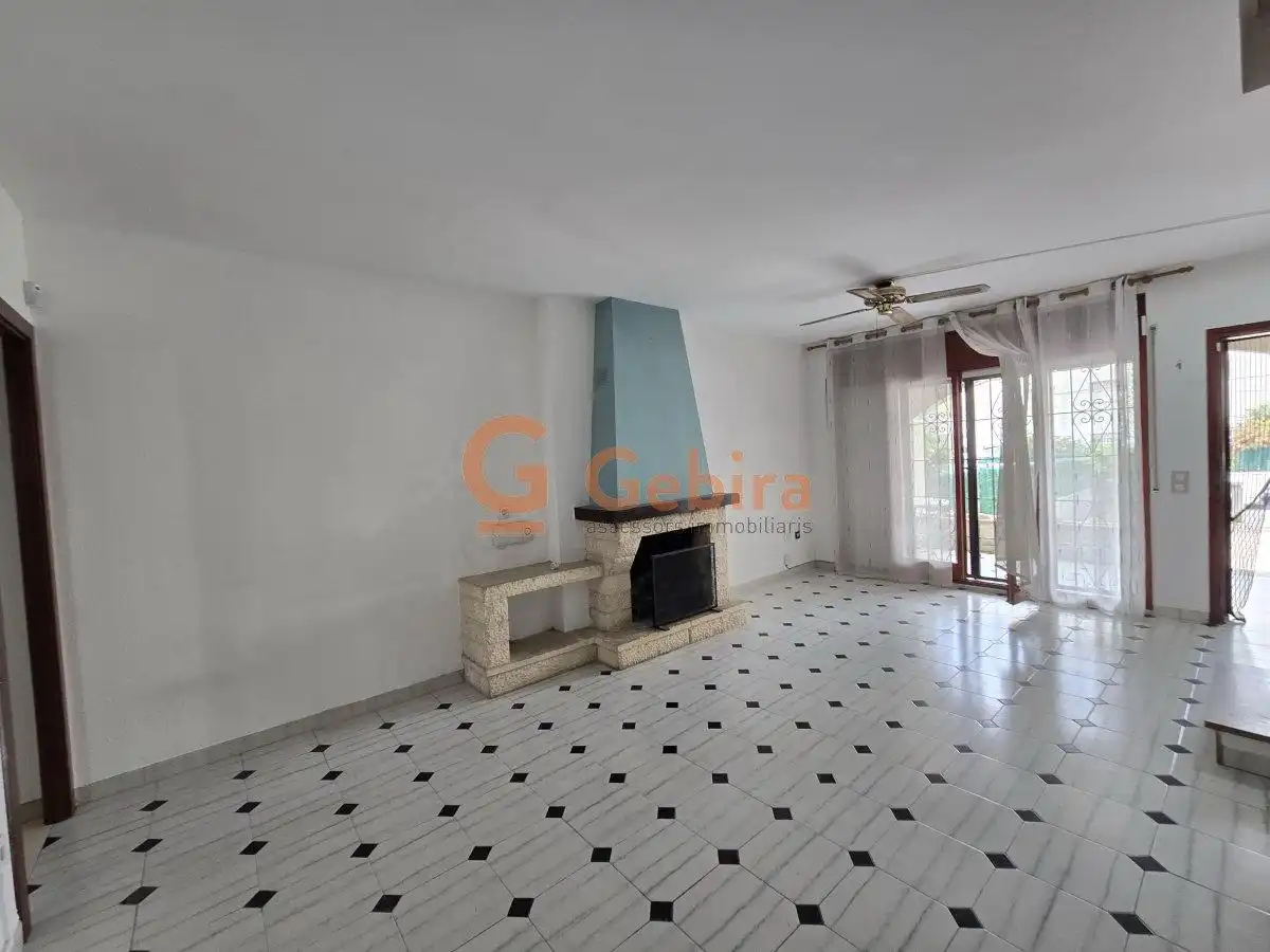 Sala d'estar de Casa adosada en venda en Cunit amb Jardí privat i Terrassa