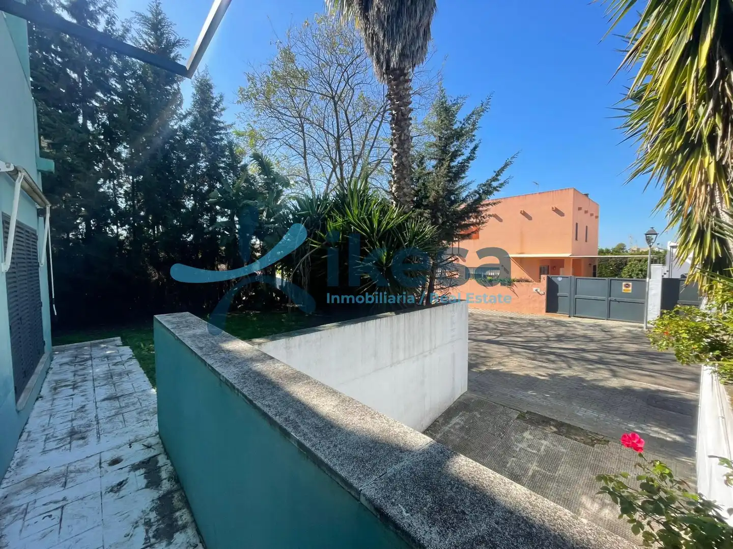 Vista exterior de Casa o xalet en venda en Espartinas amb Jardí privat, Piscina i Piscina comunitària